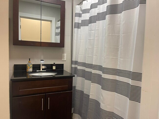 Building Photo - 101 Zabriskie St