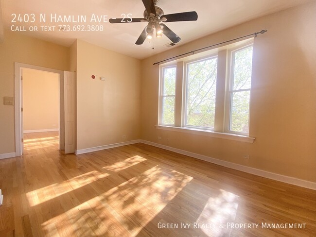 Foto del edificio - 2403 N Hamlin Ave