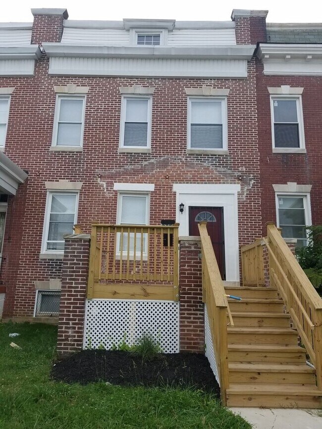 Building Photo - 3 Bedroom with Fenced in Rear Yard