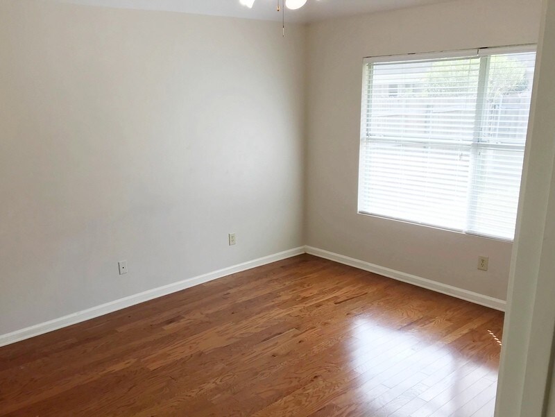 Foto del edificio - 1008 Rosedown Ln