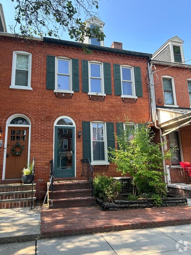 Building Photo - 521 W Walnut St