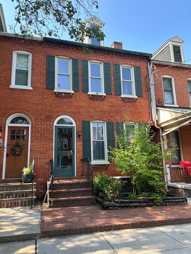 Foto principal - Beautiful 3 Bedroom, 1.5 Bath *2 Car Detac...