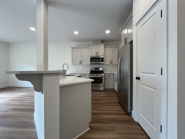 Foto del edificio - Modern 2022-Built 3-Bedroom Home with Open Layout, Entertainer’s Kitchen. Near Parks & Playgrounds