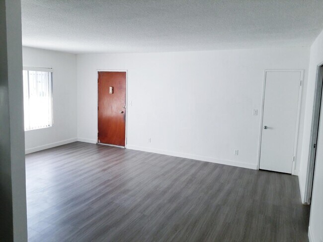 Living Room - 139 N Oxford Ave