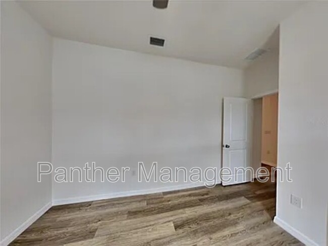 Foto del edificio - 12043 Crossgate Ave