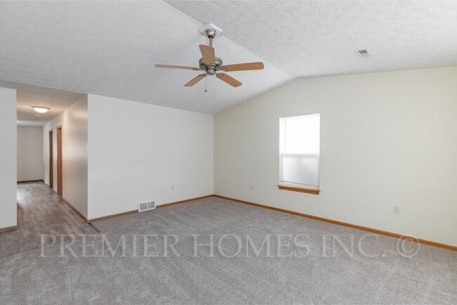 Building Photo - 92-92 Meadow Wood Dr