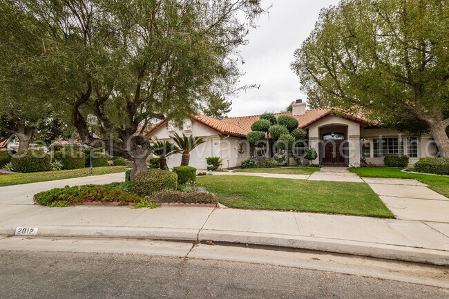 Foto del edificio - 4 Bedroom/2.5 Bath Home with Paid Solar and a Pool - $2950 Per Month!