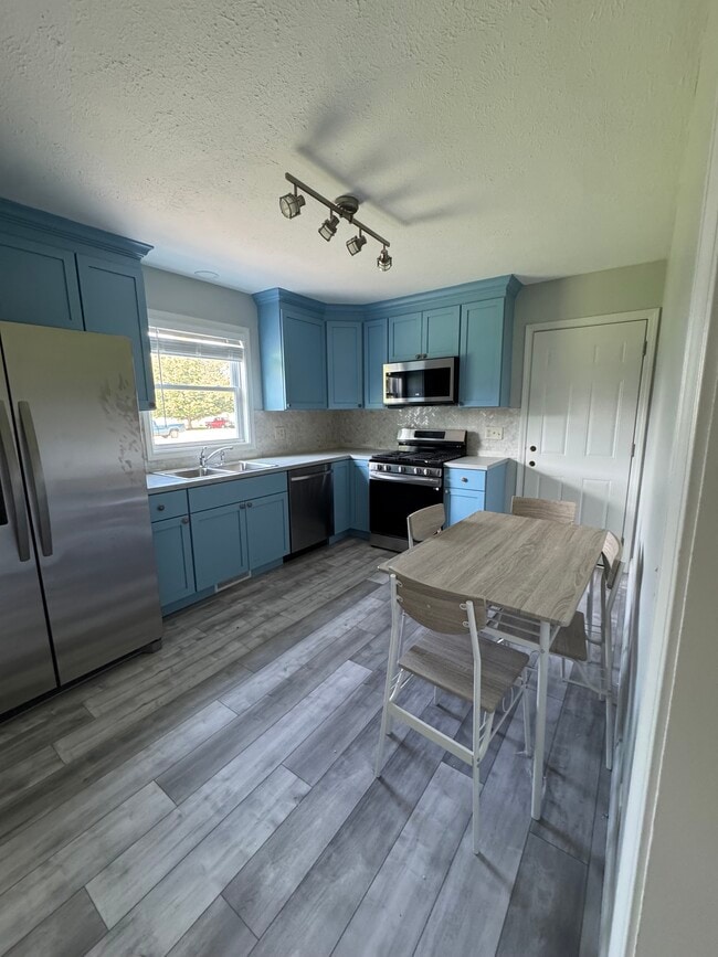 Kitchen - 214 Lindell Dr