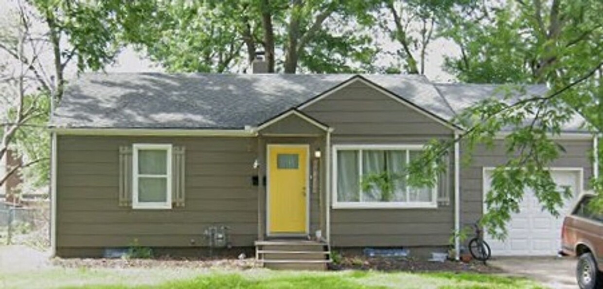 Foto principal - Charming 2-Bedroom, 1-Bath Home in Raytown...