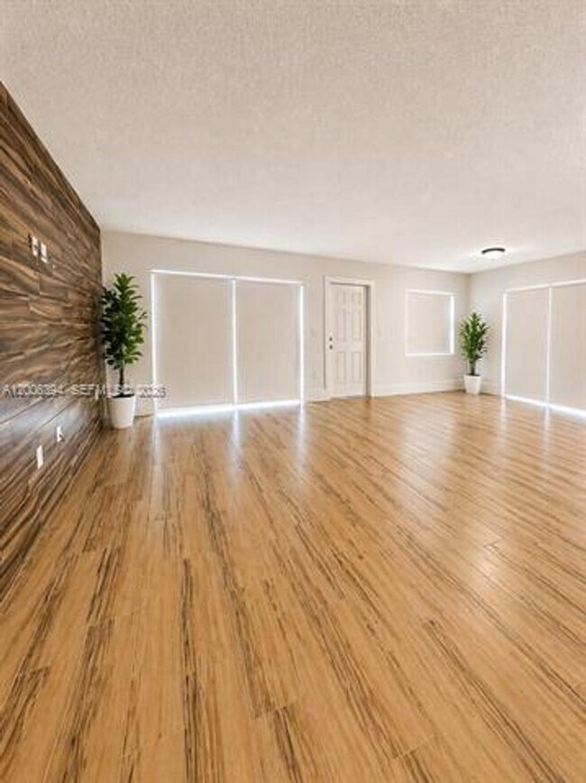 Foto del edificio - 8590 NW 3rd Ln