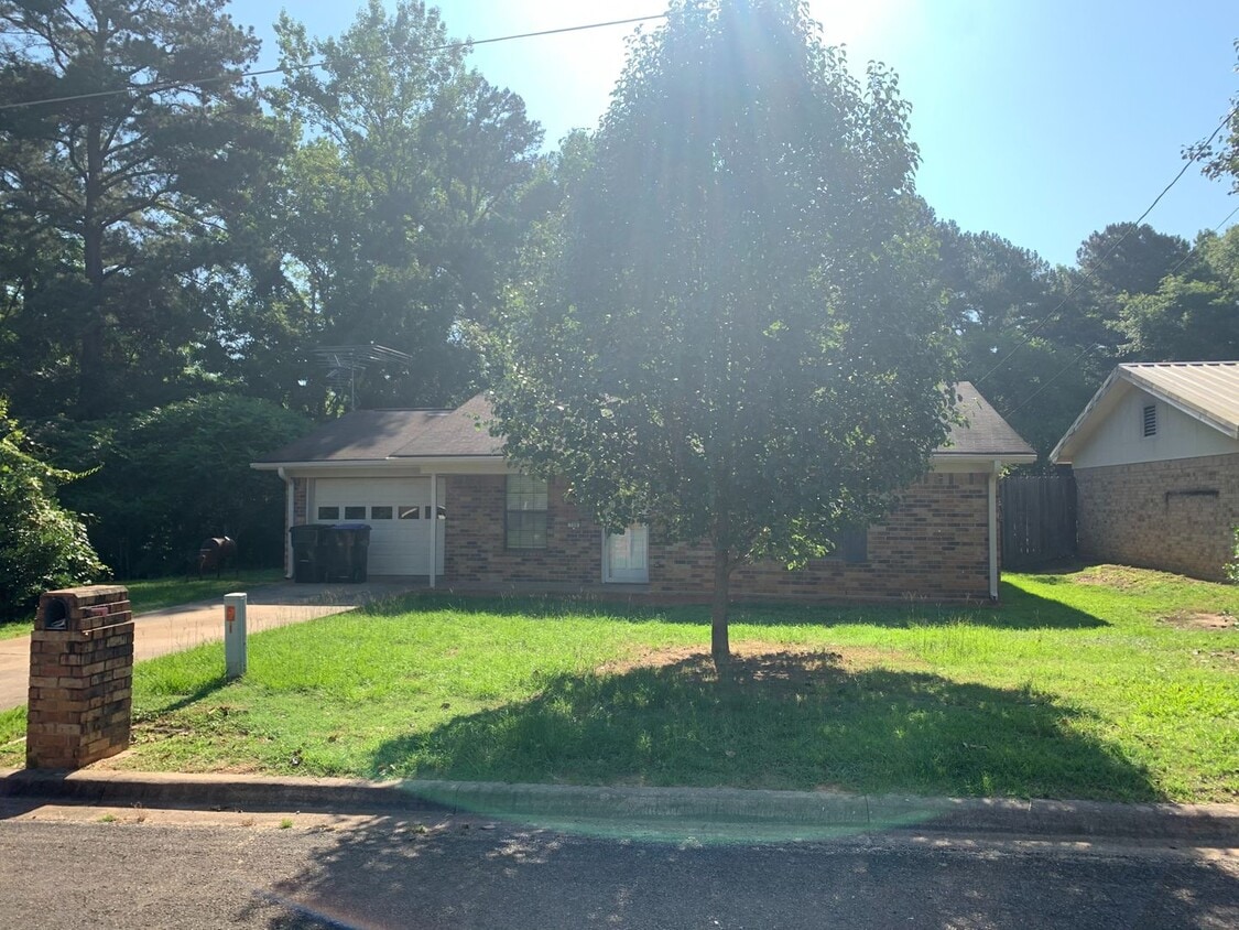 Primary Photo - 2/1.5 Fenced yard, pet friendly, PHISD