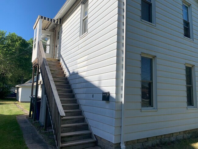 Building Photo - 221 Byall Ave