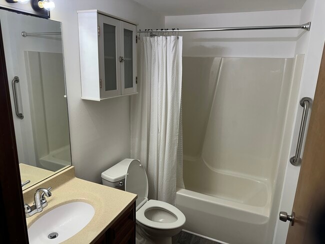 Building Photo - 2718 Alder Creek Dr S