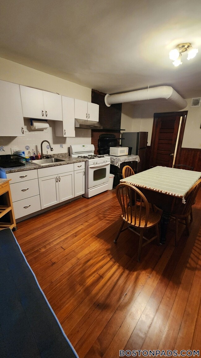 Building Photo - 72 Bay State Rd