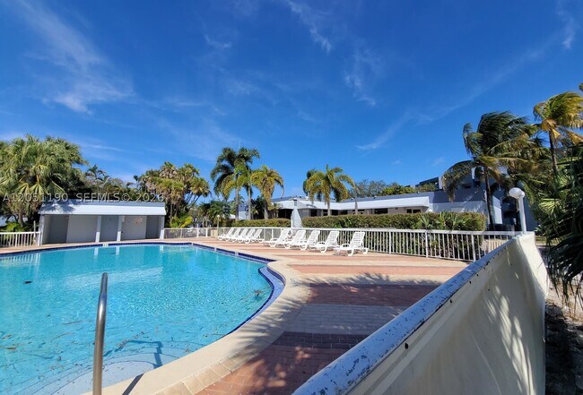 Foto del edificio - 9373 Fontainebleau Blvd