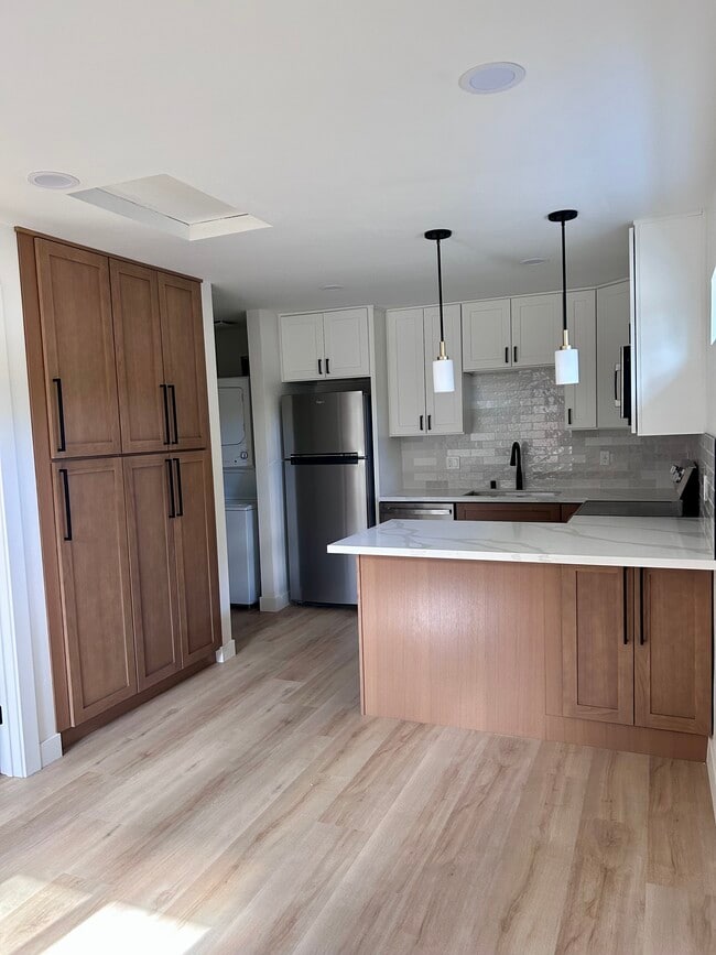 Foto del edificio - 8681 Fallbrook Way