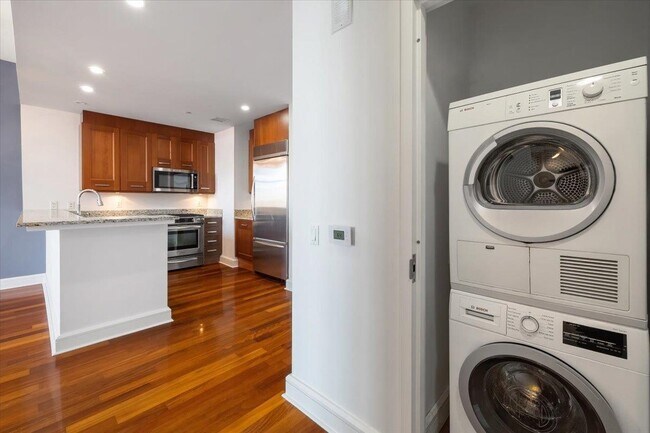 Foto del edificio - 8100 River Rd