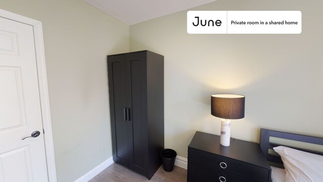 Foto del edificio - Private bedroom in 3 bed/2 bath Home