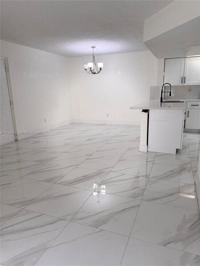 Foto del edificio - 18830 NW 57th Ave