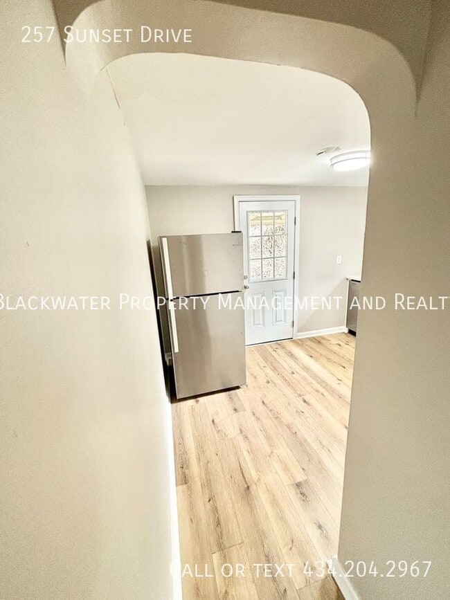 Building Photo - MOVE IN SPECIAL: 1/2 Off First Month's Ren...