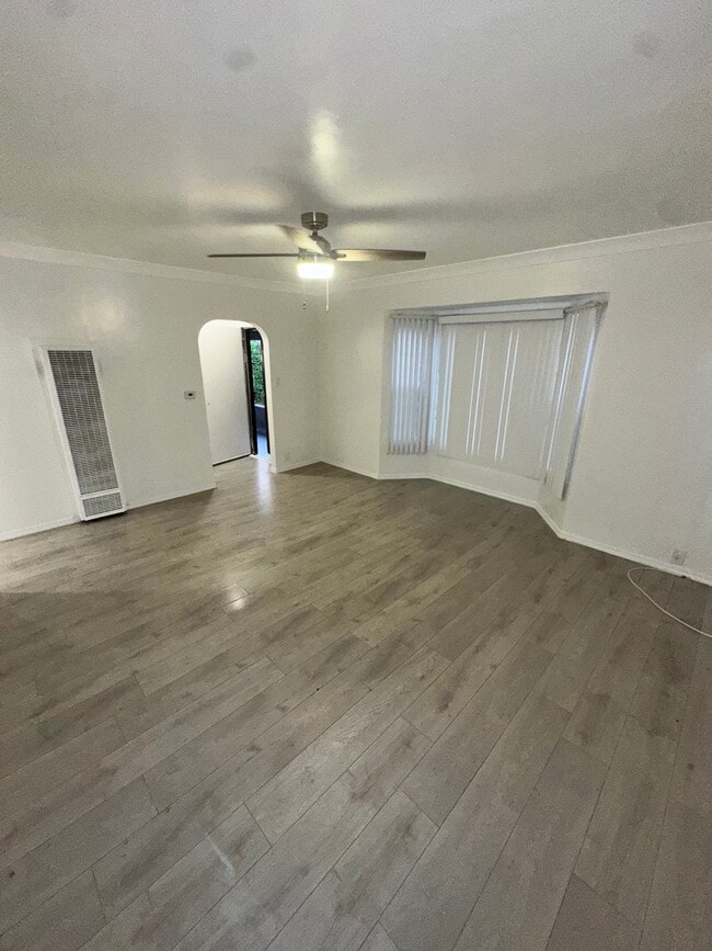 Building Photo - 556 W 92nd St
