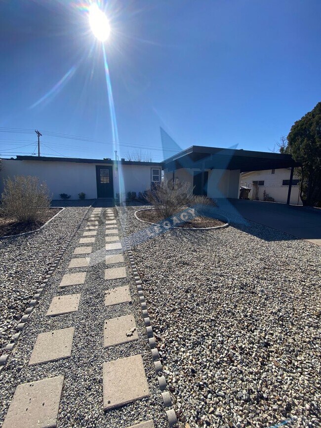 Foto del edificio - Fully Remodeled 3 bd home