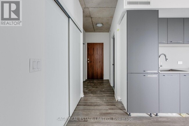 Photo du bâtiment - 45 Baseball Pl