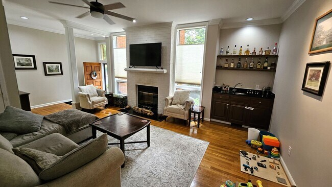 Building Photo - Stunning Townhome In The Heart Of Ghent