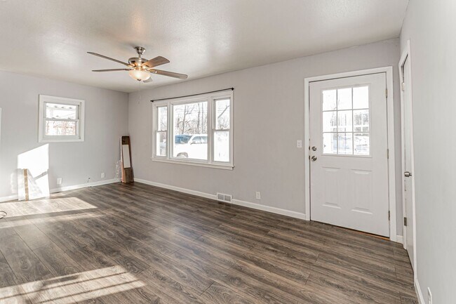 Foto del edificio - Please View 3D Virtual Walk-Through Before Scheduling a Showing