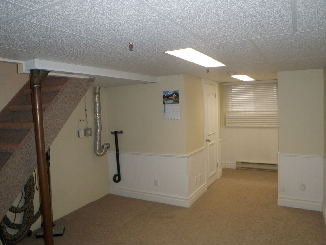 Building Photo - 868 Prete St