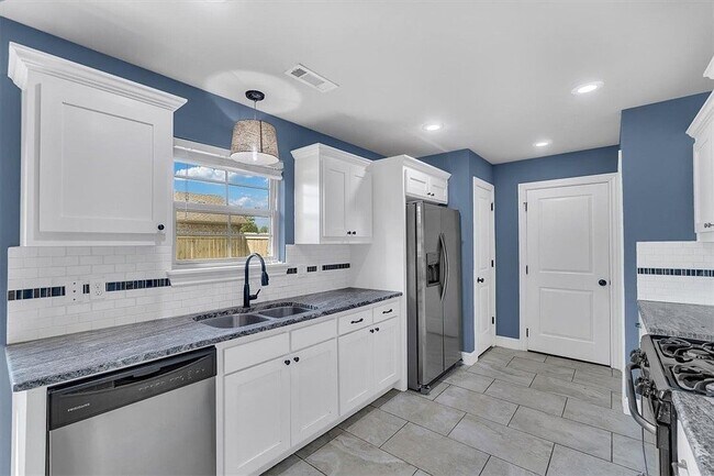 Building Photo - 820 Washburn Dr