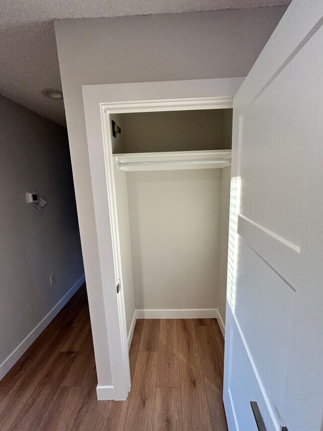 Foto del edificio - Rare 5-bedroom House with 1 Car Garage in ...