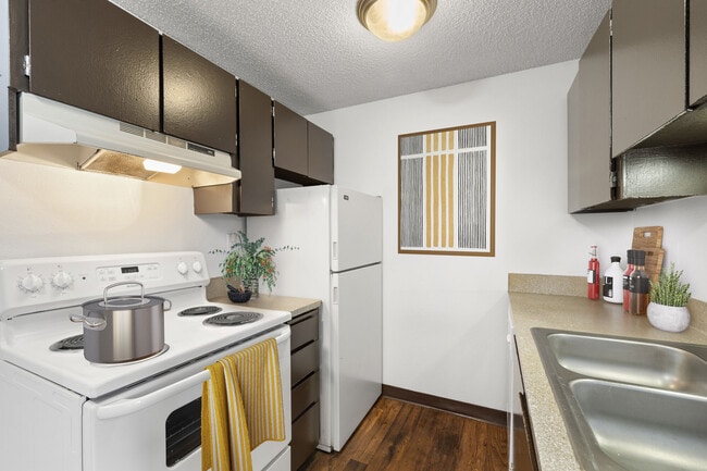 Lake Crest Apartments apartments — community photo - Lake Crest Apartments