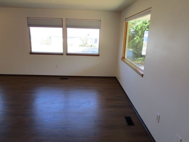 Building Photo - 3001 Oakes Ave