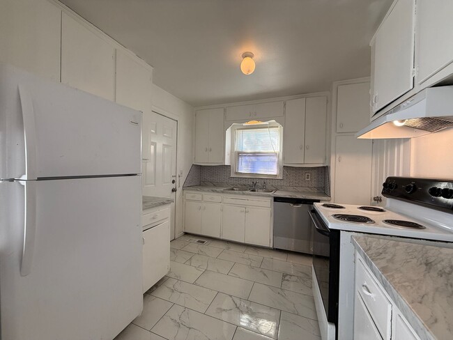 Building Photo - Discover this lovely 3 bedroom home in NW ...