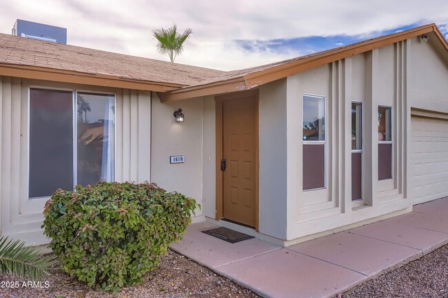 Building Photo - 1619 W El Alba Way