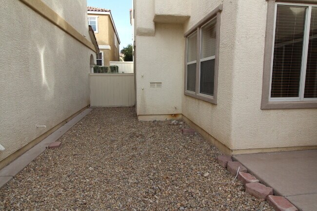 Foto del edificio - 6709 N Bluebell Garden St