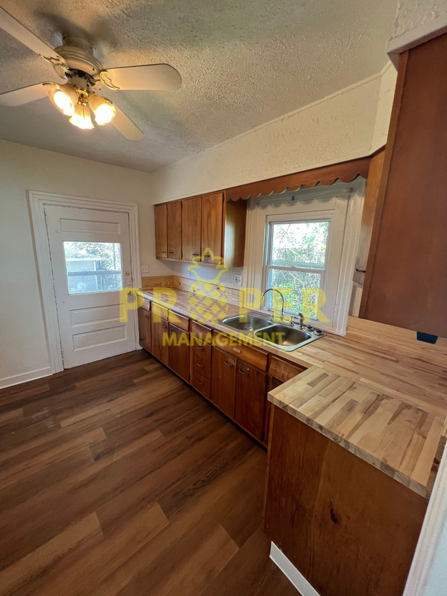 Foto del edificio - 3 bedrooms 1 bathroom house COMING SOON !