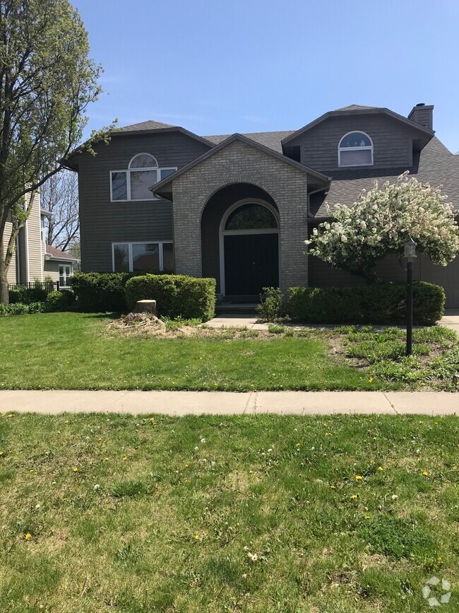 Building Photo - 2704 Cherry Hills Dr