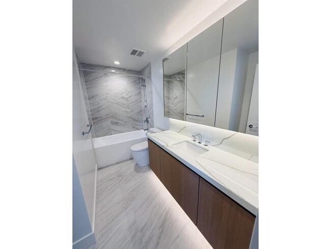 Building Photo - 1493 Martin St