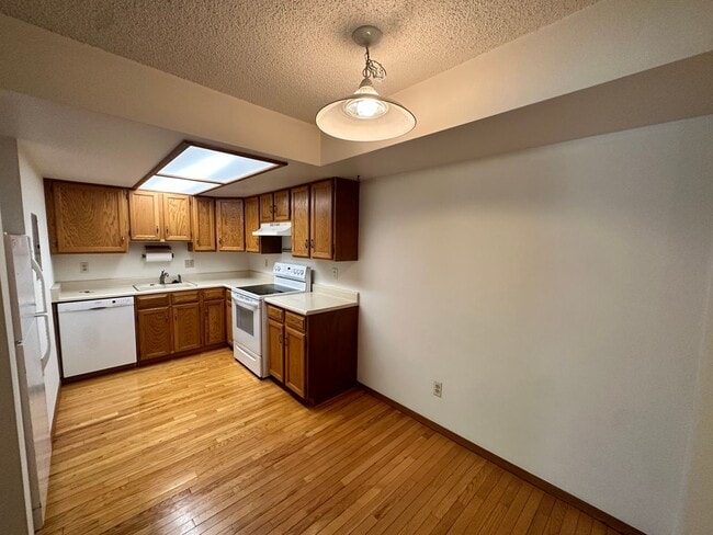 Building Photo - Charming 1-Bedroom Condo with Great Amenities