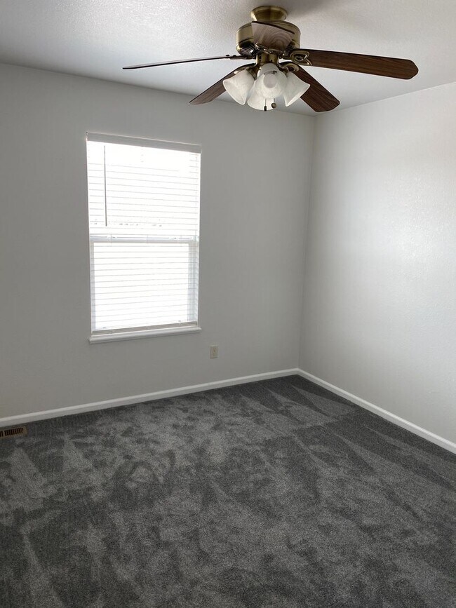 Foto del edificio - 14215 White Peak Dr