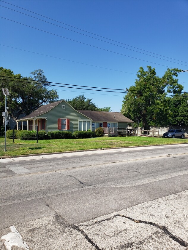 Building Photo - 607 N Bridge St