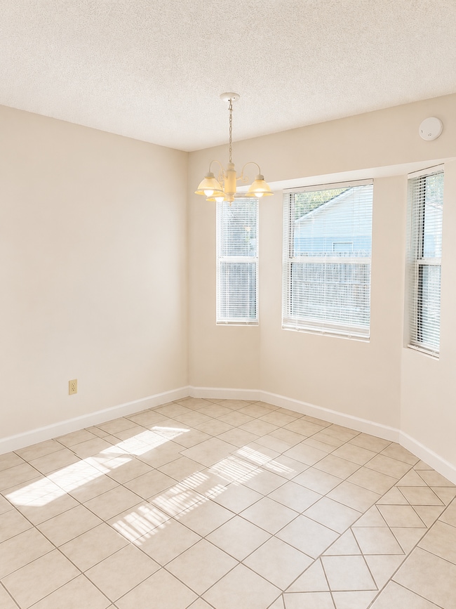 Building Photo - 3 Bedroom | 2 Bathroom Home with Fenced Yard