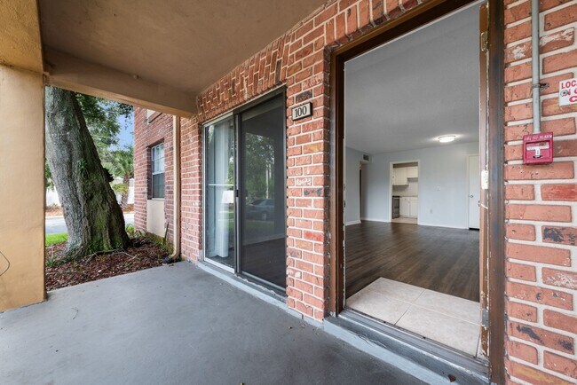 Building Photo - Well Maintained One Bedroom Condo in Maitl...