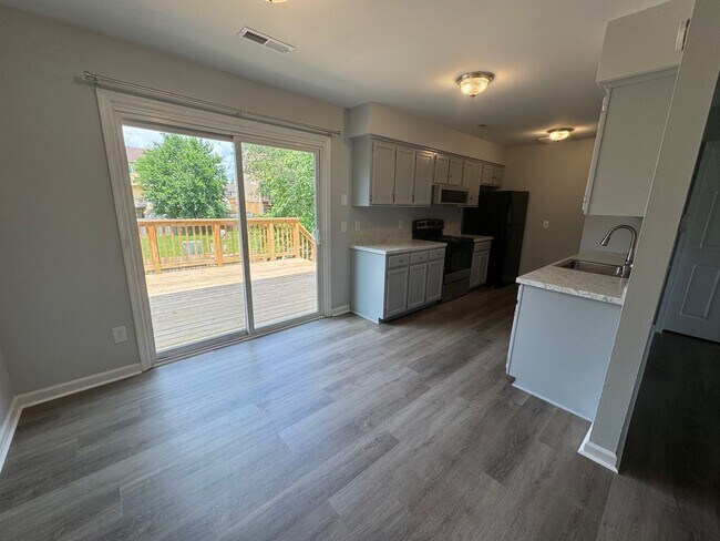 Building Photo - Renovated Townhouse with Fenced Yard