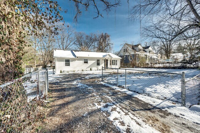 Foto del edificio - 3 Bed 2 Bath House w/Fenced Yard in East N...
