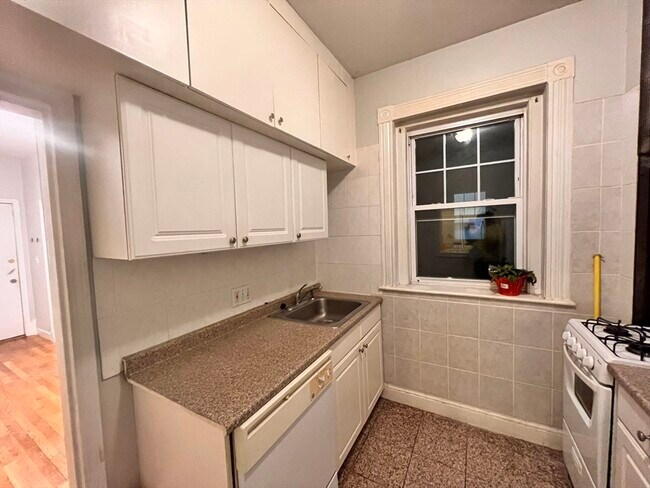 Foto del edificio - 78 Glenville Ave