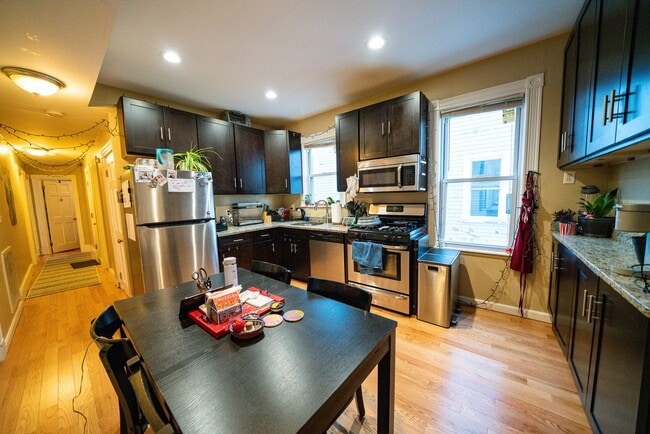 Building Photo - 35 Calumet St