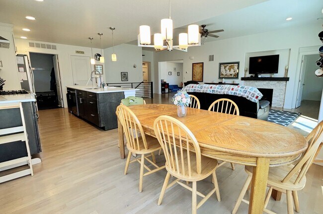 Building Photo - 4 bed 3 bath home off Woodmen and Powers